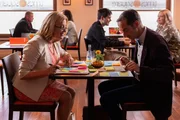 Marie Hofer (Karin Thaler, l.) und Kulturdezernent Dr. Baumgartner (Oliver Bürgin, r.) besprechen das aktuelle Kulturprogramm für Rosenheim.