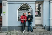 Streetworker Burak mit einem Jugendlichen vor dem Treffpunkt im Berliner Kiez Schöneberg. Streetworker Burak mit einem Jugendlichen vor dem Treffpunkt im Berliner Kiez Schöneberg.