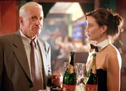 Im zwielichtigen Milieu trifft Arthur auf Helga Schuster (v.li.: Peter Bongartz, Kristina Bangert).