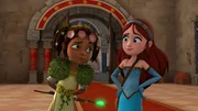 Marian (r.) lädt die junge Druidin Katell (l.) zu einem Rundgang durchs Dorf ein. Dort soll sie etwas über Robin erfahren.