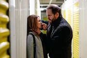 Die junge Mutter Julia Breska (Franziska Brandmeier, l.) überhörte, wie Steffen Weiland (Marc Ben Puch, r.) einen Mord an einer Frau plante. Als er sie zufällig in einer Self-Storage-Anlage findet, bedroht er sie. Wird Julia sein nächstes Opfer sein?