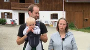 Nico (31) und Alexandra (27) leben gemeinsam mit der neun Monate alten Tochter Mia auf einem kleinen Bauernhof in Niederbayern.