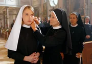 Louisa (Anna Brüggemann, links) wird von Schwester Priorin (Eleonore Weisgerber, Mitte) und Schwester Barbara (Michaela May) für die Novizinnen-Zeremonie zurecht gemacht. Louisa (Anna Brüggemann, links) wird von Schwester Priorin (Eleonore Weisgerber, Mitte) und Schwester Barbara (Michaela May) für die Novizinnen-Zeremonie zurecht gemacht.