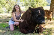 Laura Alena Schmid hält Galloway-Rinder am Rand der Schwäbischen Alb.