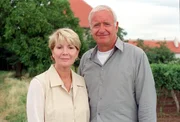 Julia und Arthur auf einem ihrer Spaziergänge in den Retzer Weinbergen (v.li.: Christiane Hörbiger, Peter Bongartz).