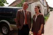 Heidi Mähr trifft sich mit Bürgermeister Reidinger in der Kellergasse (v.li.: Franz Buchrieser, Monika Finotti).