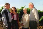 Für Arthur eröffnen sich beruflich neue Perspektiven: Der amerikanische Saatguthersteller Calisto möchte ihn als Rechtskonsulenten für Europa anwerben. Im Bild (v.li.): Franz Buchrieser (Martin Reidinger), Konstanze Breitebner (Lena Kamper), Christiane Hörbiger (Julia Laubach), Peter Bongartz (Arthur Laubach).