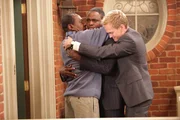 Während sich Barney (Neil Patrick Harris, r.) und James (Wayne Brady, m.) auf die Suche nach ihrem vermeintlichen Vater (Ben Vereen, l.) machen, versucht Robin, Ted per SMS zu verkuppeln.