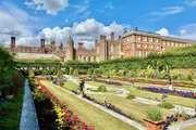 Prachtvolle Barockgärten zieren den Park von Hampton Court.