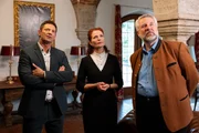 Die Kommissare Hansen (Igor Jeftić, l.) und Stadler (Dieter Fischer, r.) erfahren von der Hauswirtschafterin des Opfers, Karla Sanchez (Andrea Julia Rohá?, M.), dass letzte Nacht nicht nur ihr Chef ermordet, sondern auch ein Gemälde gestohlen wurde.