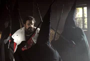 Flori (Tommy Schwimmer) wird von Guglmännern bedroht, weil er sich als König Ludwig verkleidet hat. Flori (Tommy Schwimmer) wird von Guglmännern bedroht, weil er sich als König Ludwig verkleidet hat.