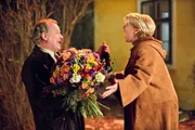 Heinz Strubreiter und Julia haben etwas zu feiern (v.li.: Michael König, Christiane Hörbiger). Heinz Strubreiter und Julia haben etwas zu feiern (v.li.: Michael König, Christiane Hörbiger).
