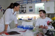 Bea Hölsch (Daniela Wutte, re.) ist mit Fieber umgekippt und hat sich einen Schlüsselbeinbruch zugezogen. Ihren behandelnden Arzt Dr. Martin Stein (Bernhard Bettermann, li.) bringt sie mit ihrem sehr anschmachtenden Verhalten in eine ziemlich unangenehme Situation. Auch Dr. Kathrin Globisch (Andrea Kathrin Loewig, mi.) ist ziemlich irritiert. Bea Hölsch (Daniela Wutte, re.) ist mit Fieber umgekippt und hat sich einen Schlüsselbeinbruch zugezogen. Ihren behandelnden Arzt Dr. Martin Stein (Bernhard Bettermann, li.) bringt sie mit ihrem sehr anschmachtenden Verhalten in eine ziemlich unangenehme Situation. Auch Dr. Kathrin Globisch (Andrea Kathrin Loewig, mi.) ist ziemlich irritiert.