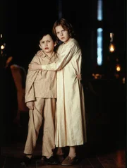Anne (Alakina Mann) und Nicholas (James Bentley)