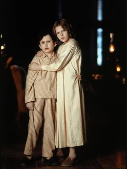 Anne (Alakina Mann) und Nicholas (James Bentley)