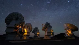 Seit &uuml;ber f&uuml;nfzig Jahren peilen Forscher mit Teleskopen nach Zeichen f&uuml;r Hochtechnologien im Weltraum. Sie lauschen nach spezifischen Signalen, die sich vom Rauschen des Kosmos abheben.