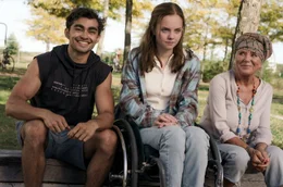 V. li. n. re.: Raif (Zoran Pingel), Karla (Paula Hartmann) und Rosalie (Jutta Speidel) auf dem Basketballplatz.