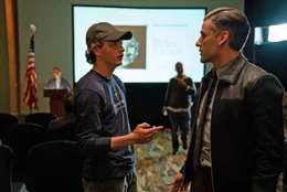 Cirk (Tye Sheridan, l.) erkennt sofort, wer William Tell (Oscar Isaac, r.) ist und spricht ihn bei Gordos Vortrag an.