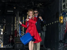 Gail (Elizabeth Banks) und John (John Michael Higgins)
