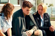 Die Kommissare Julia Demler (Wendy G&uuml;ntensperger, links) und Nele Fehrenbach (Floriane Daniel, rechts) befragen Lukas Kerner (Patrick M&ouml;lleken) zum Bootsunfall.