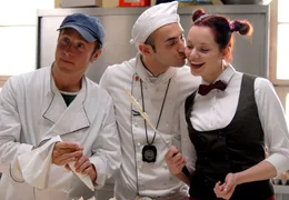 Konditor Erci (Eray Egilmez, Mitte) arbeitet mit Fritzi (Alexandra Kalweit) und Kevin (Bjarne M&auml;del) in Maries Cafehaus.