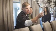 Chip & Joanna Gaines schauen sich die Dekoration an