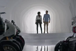 Millies Avatar Molotovgirl (Jodie Comer, l.) zeigt Guy (Ryan Reynolds, r.) ihr Versteck, in dem sie viele Fahrzeuge, Waffen und Hilfsgegenst&auml;nde angesammelt hat.