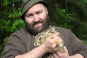 Der Woife ist als Tiersch&uuml;tzer bekannt. Jedes Jahr landen viele verletzte oder verwaiste Tiere, wie dieser junge Feldhase, in seinen H&auml;nden. Gelingt das Aufp&auml;ppeln, wildert der Woife seine Sch&uuml;tzlinge wieder aus.