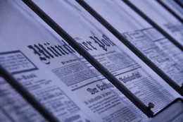 Die "M&uuml;nchner Post" began bereits 1920 &uuml;ber die Gefahren eines Aufstiegs Adolf Hitlers zu berichten. Hitler nannte sie dann "M&uuml;nchner Pest" und wertete sie ab. Heute sind die Zeitungsmacher, die damals die Gefahr erkannten, fast vergessen.    +++ Die Verwendung des sendungsbezogenen Materials ist nur mit dem Hinweis und Verlinkung auf RTL+ gestattet. +++