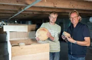 Auf dem Milchviehbetrieb seines Vaters in Wons hat der „Urbauer" Dietmer Yntema (l.) eine Käsemanufaktur aufgebaut. Frank Buchholz packt beim Frischkäse machen mit an und kostet sich durch die vielfältige Käseauswahl.
