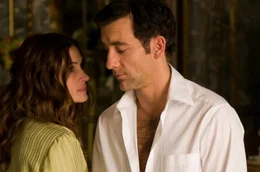 MI6 Spion Ray Koval (Clive Owen, r.) und die ehemalige CIA-Agentin Claire Stenwick (Julia Roberts, l.) treffen nach f&uuml;nf Jahren wieder aufeinander. Sie beschlie&szlig;en, sich die Geheimformel eines neuen Produkts unter den Nagel zu rei&szlig;en, dessen Erst-Patentierung eine Menge Geld einbringen w&uuml;rde. Ihre Liebe zueinander bringt jedoch den gut durchdachten Plan ins Schwanken ...