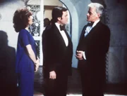 Herbert Cober (Peter MacLean, r.), der Kopf der Entführerbande, muss feststellen, dass es Jennifer (Stefanie Powers, l.) und Jonathan (Robert Wagner, M.) gelungen ist, ihn aufs Kreuz zu legen ...