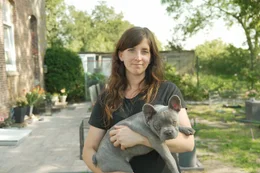 Jasmin Scholz-Helms z&uuml;chtet Franz&ouml;sische Bulldoggen, die gr&ouml;&szlig;er sind und dank l&auml;ngerer Schnauzen freier atmen k&ouml;nnen.