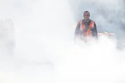 Feuerwehrleute löschten das Feuer des brennenden Flugzeugs nach dem Unfall. Feuerwehrleute löschten das Feuer des brennenden Flugzeugs nach dem Unfall.