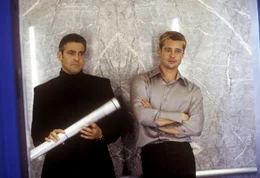 Daniel &bdquo;Danny&ldquo; Ocean (George Clooney, l), Robert &bdquo;Rusty&ldquo; Ryan (Brad Pitt, r)