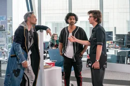 Keys (Joe Keery, r.) und sein Kollege Mouser (Utkarsh Ambudkar, M.) arbeiten f&uuml;r den profitgetriebenen und narzisstischen Videohersteller Antwan (Taika Waititi, l.).