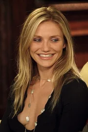 Les trois &laquo;anges&raquo; de Charlie Bosley, dont Nathalie (Cameron Diaz)enquetent sur le vol de deux anneaux de titane contenant la liste crypt&eacute;e de t&eacute;moins.