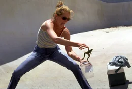 Erin Brockovich (Julia Roberts) ist eine alleinerziehende, k&auml;mpferische Mutter, die sich nicht so leicht unterkriegen l&auml;sst.