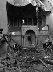In der Nacht vom 9. auf den 10. November 1938, auch Reichskristallnacht genannt - wurden vom nationalsozialistischen Regime organisierte und gelenkte Gewaltmaßnahmen gegen Juden im gesamten Deutschen Reich begangen. Dabei wurden etwa 400 Menschen ermordet oder in den Suizid getrieben und über 1.400 Synagogen und Betstuben sowie tausende Geschäfte, Wohnungen und jüdische Friedhöfe zerstört.