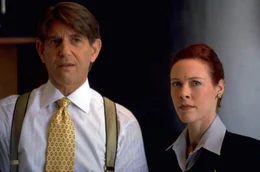 Werden Kurt Potter (Peter Coyote, l.) und Theresa Dallavale (Veanne Cox, r.) Erin Brockovich und Ed Masry wirklich helfen k&ouml;nnen?; Werden Kurt Potter (Peter Coyote, l.) und Theresa Dallavale (Veanne Cox, r.) Erin Brockovich und Ed Masry wirklich helfen k&ouml;nnen?