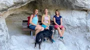 Tamina Kallert (l) und Helena Plath (M) werden von Silvia Mai und ihrem Hund durch die Rosengartenschlucht geführt.