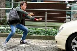 Der Ausrei&szlig;er Felix (Marinus Hohmann) braucht eine Mitfahrgelegenheit.