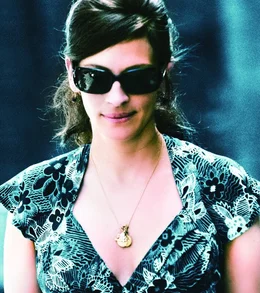 Claire Stenwick (Julia Roberts) ist ehemalige CIA - Agentin und ermittelt nun als Spionin bei Burkett & Randle ...