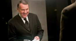 Howard Tully (Tom Wilkinson), Firmenchef von Equikrom, ist an der geheimen Formel seines direkten Konkurrenten von B&R interessiert. Er setzt alles daran, in den Besitz der Erst-Patentierung zu gelangen ...
