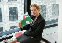 Franka (Diana Amft) versucht ihrem Chef klar zu machen, dass ihr lieber Kollege ihr die Idee geklaut hat.