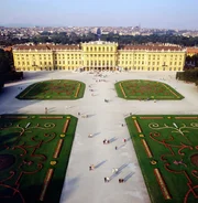 Sch&ouml;nbrunn - Quelle der Sch&ouml;nheit. Sch&ouml;nbrunn - hier durchdringen einander Architektur und Park, Natur und Kunst. Das Schloss und seine G&auml;rten sind feudales Spiegelbild seiner einstigen Bewohner, ein Zaubergarten voller botanischer Sch&auml;tze und zugleich gez&auml;hmte Wildnis, die den Herrschaftsanspruch der Habsburger &uuml;ber Mensch und Natur entsprach. Mit seiner einzigartigen Bildtechnik entf&uuml;hrt Georg Riha den UNIVERSUM-Zuseher auf eine Traumreise durch Jahrhunderte &ouml;sterreichischer Geschichte, von Maria Theresia bis Sisi.