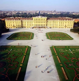 Sch&ouml;nbrunn - Quelle der Sch&ouml;nheit. Sch&ouml;nbrunn - hier durchdringen einander Architektur und Park, Natur und Kunst. Das Schloss und seine G&auml;rten sind feudales Spiegelbild seiner einstigen Bewohner, ein Zaubergarten voller botanischer Sch&auml;tze und zugleich gez&auml;hmte Wildnis, die den Herrschaftsanspruch der Habsburger &uuml;ber Mensch und Natur entsprach. Mit seiner einzigartigen Bildtechnik entf&uuml;hrt Georg Riha den UNIVERSUM-Zuseher auf eine Traumreise durch Jahrhunderte &ouml;sterreichischer Geschichte, von Maria Theresia bis Sisi.