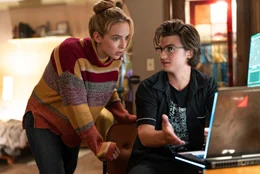 Die fr&uuml;heren Gesch&auml;ftspartner Millie (Jodie Comer, l.) und Keys (Joe Keery, r.) finden heraus, dass die Emanzipation der Videospielfigur Guy aus "Free City" auf eine KI zur&uuml;ckzuf&uuml;hren ist, die ihnen vom Entwickler von "Free City" gestohlen wurde.