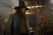 Tom Bombadil (Rory Kinnear) erklärt dem Fremden, dass er eine Entscheidung treffen müsse.