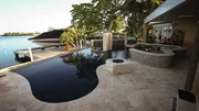 Terry und Cynthia Pankiw k&ouml;nnen von ihrer Terrasse aus Seek&uuml;he und Delfine beobachten. Das Ehepaar lebt auf einem herrlichen Grundst&uuml;ck an der Westk&uuml;ste Floridas. Der Poolbereich im Garten ist jedoch veraltet und muss dringend erneuert werden. Deshalb rufen die beiden das Team von "Lucas Lagoons" zu Hilfe. Die Profi-Handwerker bauen f&uuml;r ihre Kundschaft ein Wellness-Paradies mit diversen technischen Extras. Dort kann man nicht nur die Seele baumeln lassen, sondern auch z&uuml;nftige Partys feiern.